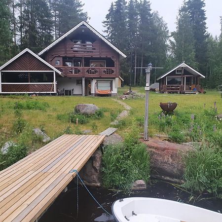 Viihtyisae Hirsimoekki Jaerven Rannalla Siikainen Extérieur photo