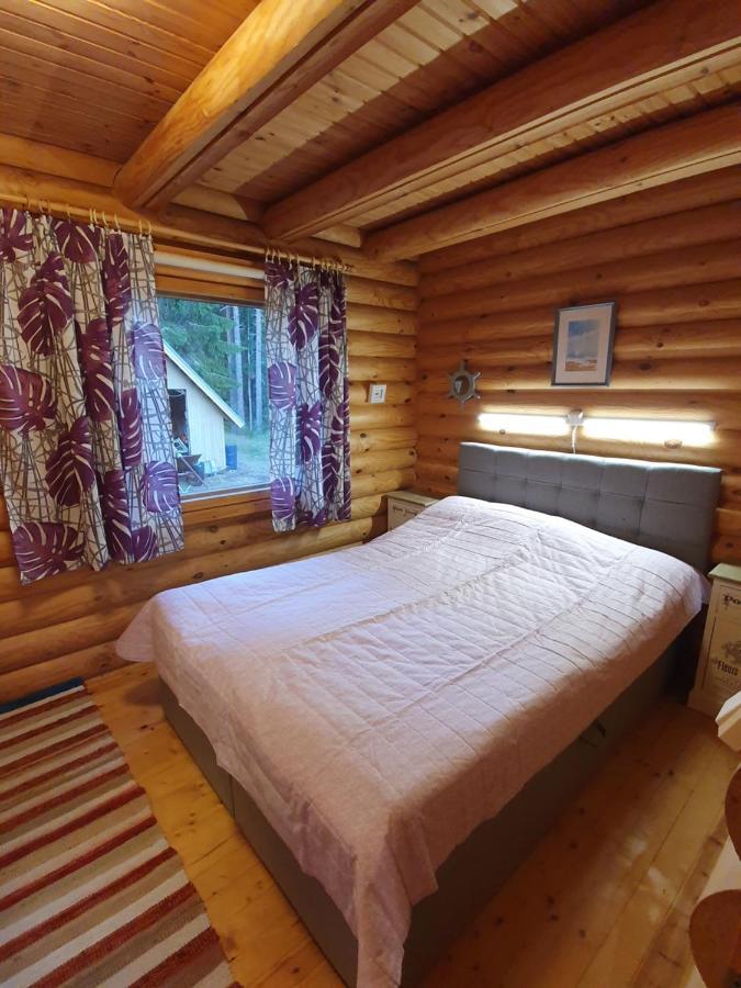 Viihtyisae Hirsimoekki Jaerven Rannalla Siikainen Extérieur photo