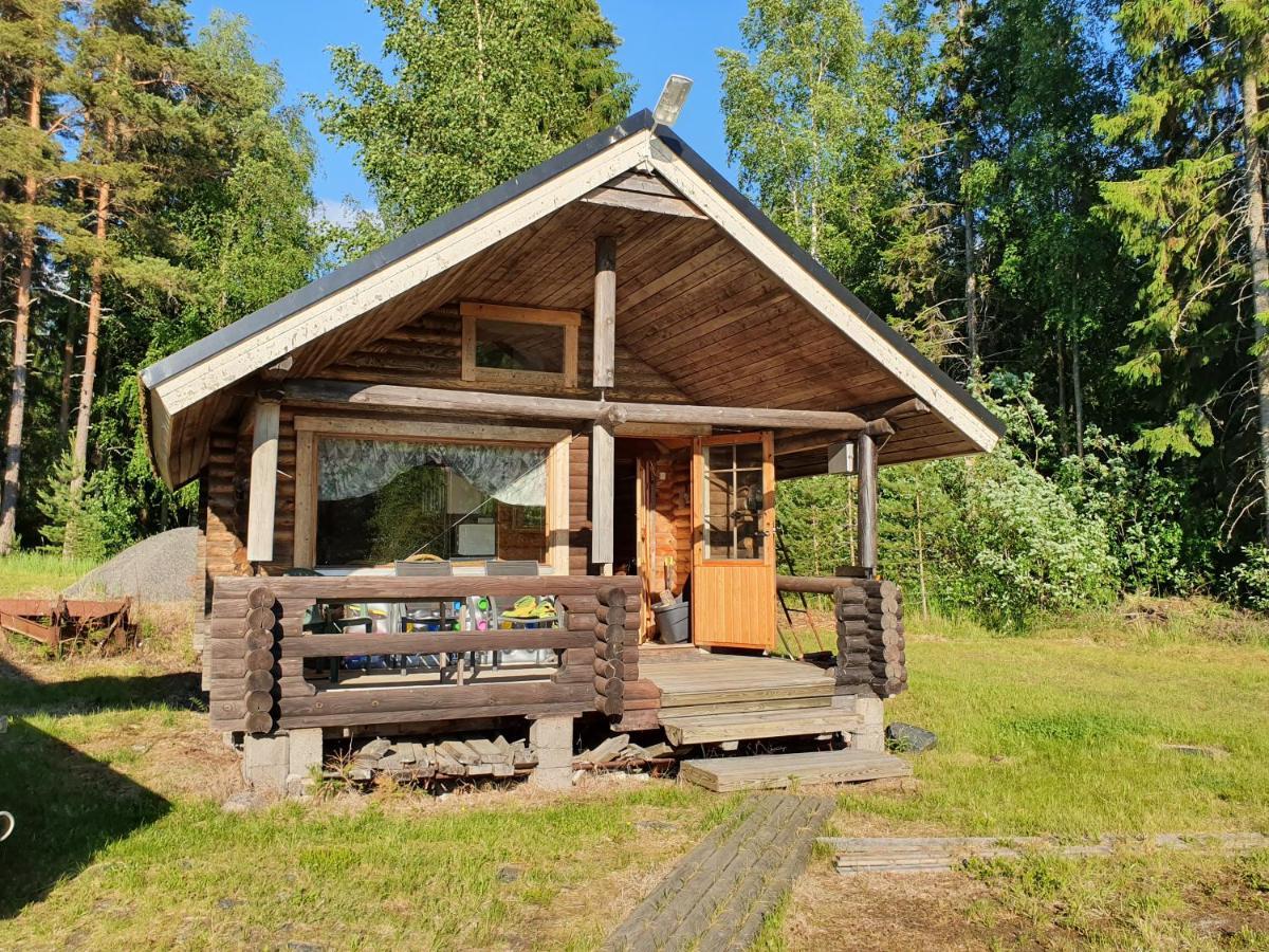 Viihtyisae Hirsimoekki Jaerven Rannalla Siikainen Extérieur photo