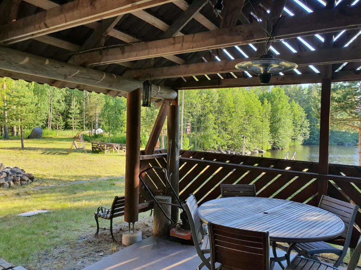 Viihtyisae Hirsimoekki Jaerven Rannalla Siikainen Extérieur photo