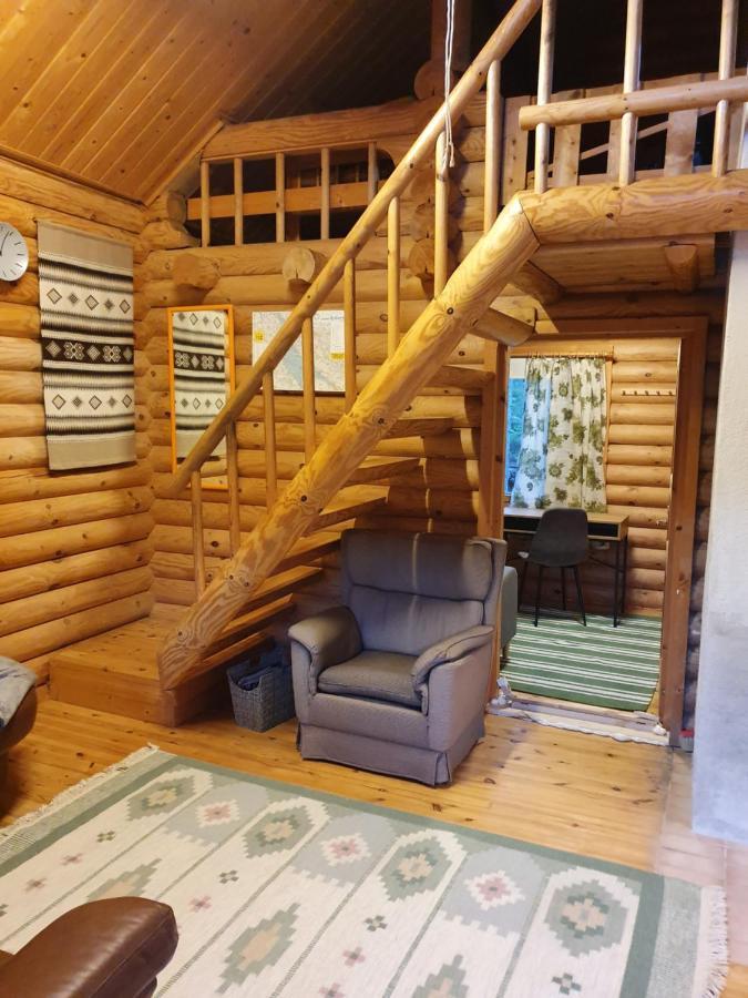 Viihtyisae Hirsimoekki Jaerven Rannalla Siikainen Extérieur photo