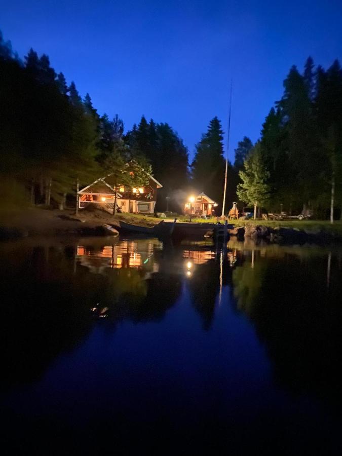 Viihtyisae Hirsimoekki Jaerven Rannalla Siikainen Extérieur photo