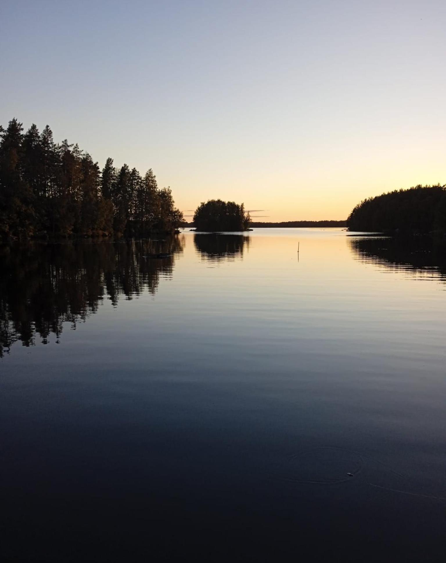 Viihtyisae Hirsimoekki Jaerven Rannalla Siikainen Extérieur photo