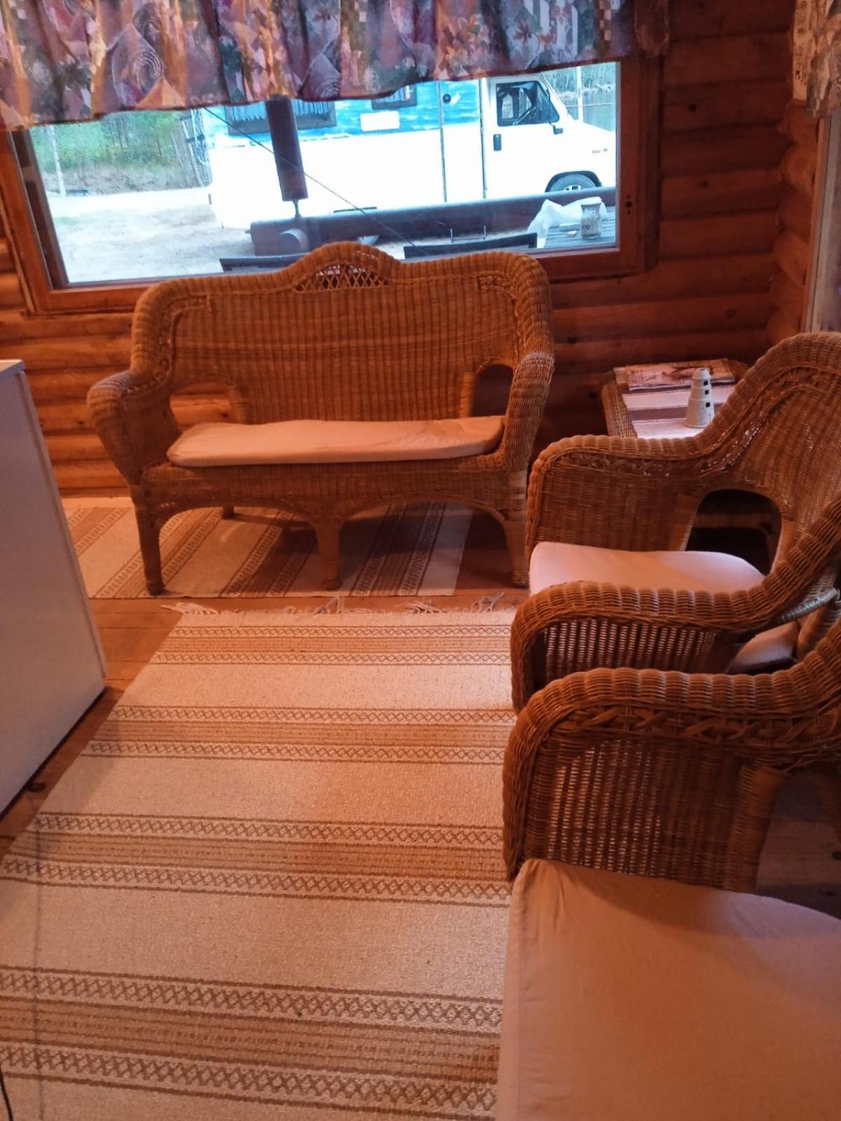 Viihtyisae Hirsimoekki Jaerven Rannalla Siikainen Extérieur photo