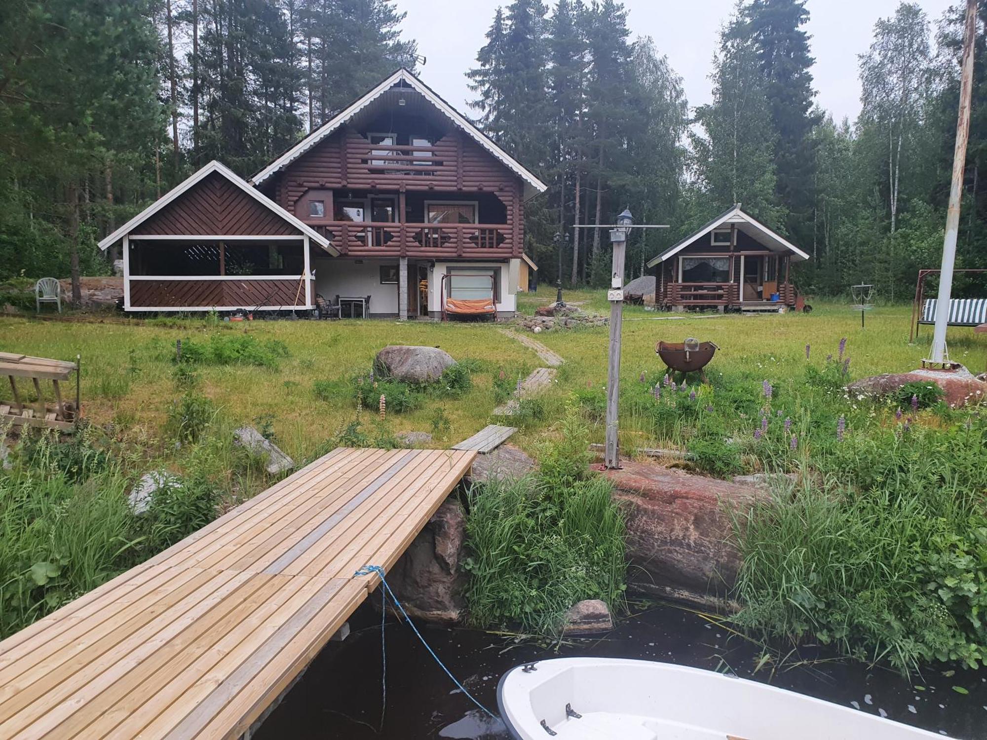 Viihtyisae Hirsimoekki Jaerven Rannalla Siikainen Extérieur photo