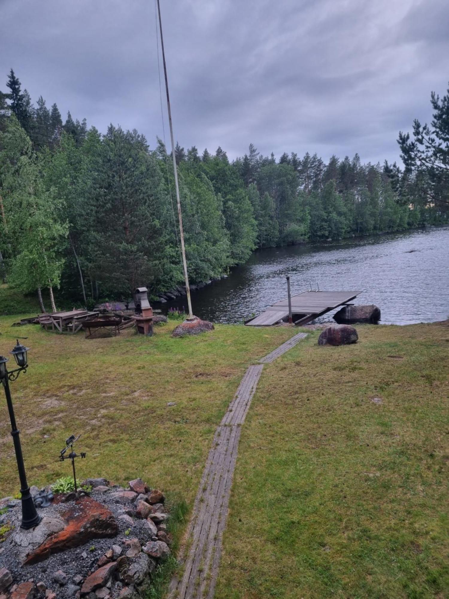 Viihtyisae Hirsimoekki Jaerven Rannalla Siikainen Extérieur photo