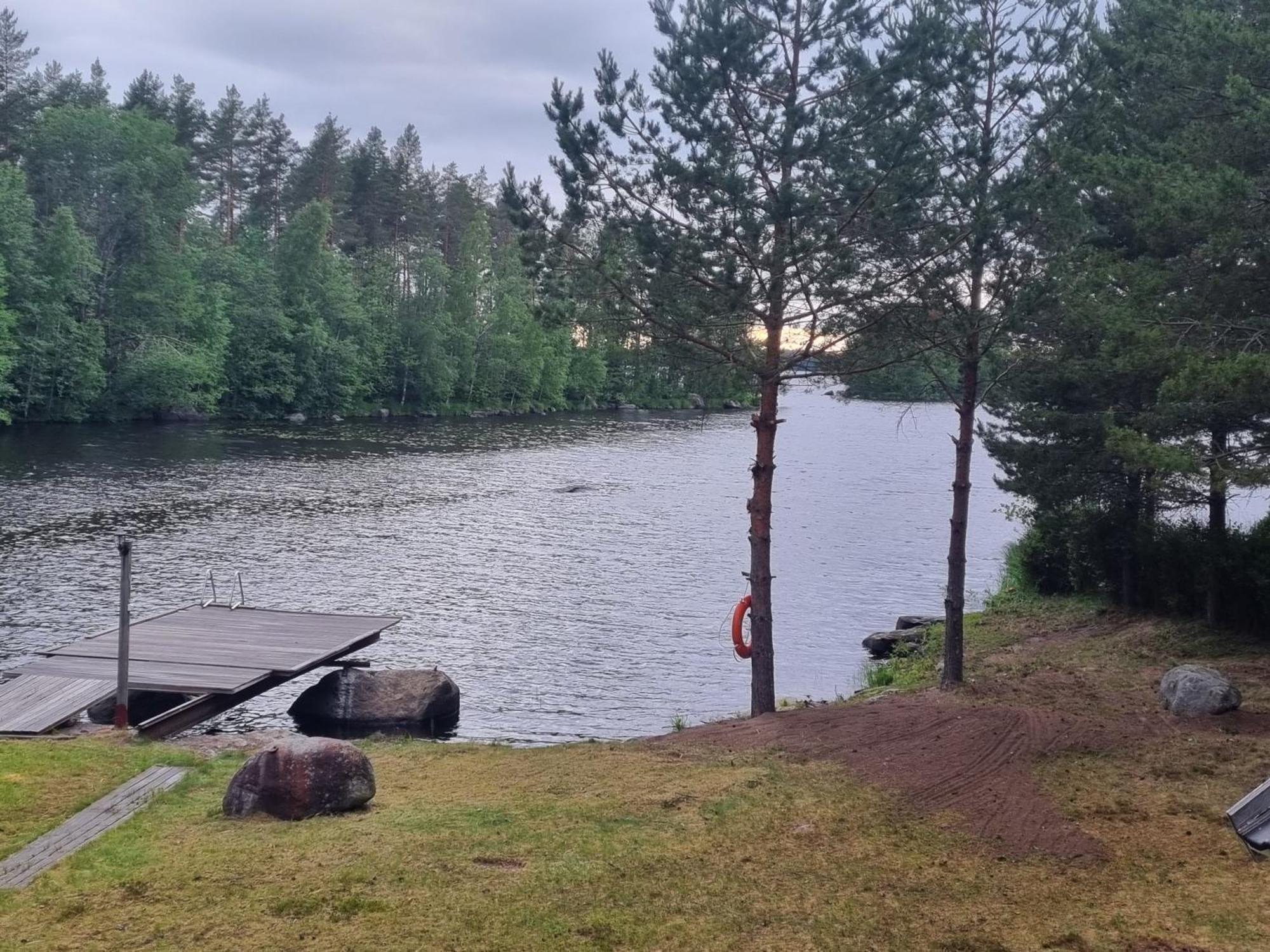 Viihtyisae Hirsimoekki Jaerven Rannalla Siikainen Extérieur photo